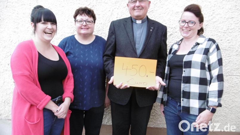 Anna (links) und Christine Sperber (rechts) freuten sich mit dem Diakon Dieter Gerstacker und Karin Hofmann über den Erfolg des 1. Hahnbacher Tiffany-Flohmarkts. Bild: mma