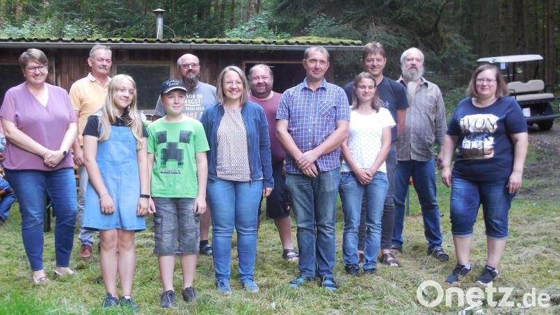 Der Schützenverein Wildschütz Prackendorf hatte zur Jahreshauptversammlung geladen. Es kam unter anderem Bürgermeisterin Anita Forster (links). Bild: rro