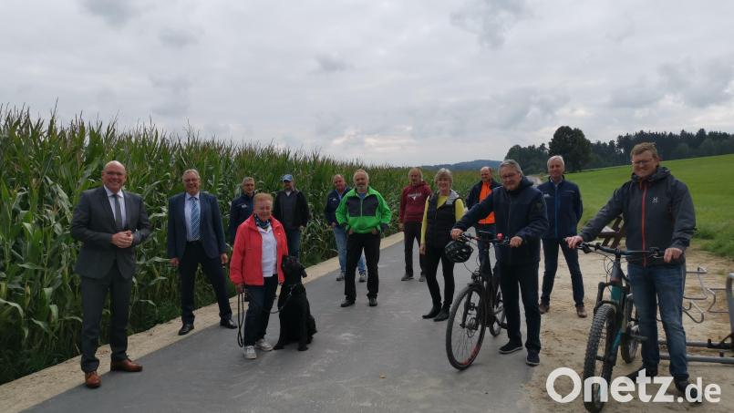 Freude über den Radweg von der Miedelmühle nach Thölau: Im Bild (vorne, von links) Oberbürgermeister Oliver Weigel, Franz Kammhuber vom Amt für Ländliche Entwicklung und Sonja Fröber von der Baufirma Fröber. Mit dem Radl da waren Stellvertretender Landrat Roland Schöffel und Radwegebeauftragter Sebastian Köllner. Mit auf dem Foto die Vertreter der beteiligten Firmen und der Verwaltung. Bild: fphs