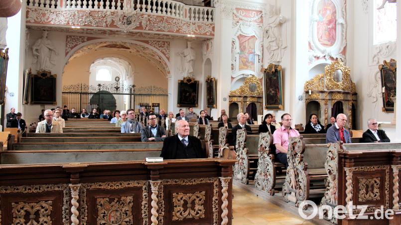 In der Speinsharter Klosterkirche geht der Kongress „Zukunftsfähige Führung mit christlichen Werten“ über die Bühne. Hauptreferent ist der bekannte Unternehmer Claus Hipp (vorne, Mitte). Bild: stg