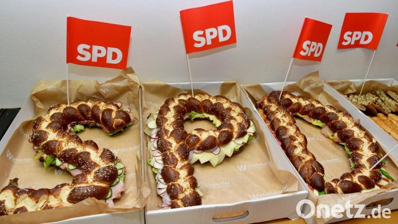 Wahlparty zur Bundestagswahl bei der SPD in Amberg: Die Buchstaben der Sozialdemokraten gibt es als Brezensandwich. Bild: Petra Hartl