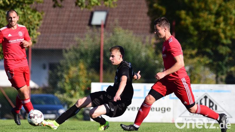 Der FC Tirschenreuth erkämpfte sich beim TSV Kirchenlaibach ein 1:1. Hier spielt Jakob Völkl (schwarzes Trikot) den Ball vor dem Kirchenlaibacher Daniel Kaufmann. Bild: Schrems