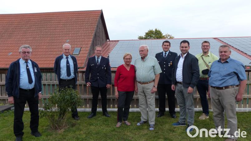 Bürgermeister Sebastian Hartl (Dritter von rechts), 3. Bürgermeister Johann Kick (rechts) und die Vertreter der Neudorfer Vereine gratulierten Johann Götz (Mitte mit Partnerin Grete) zum 85. Geburtstag Bild: hme