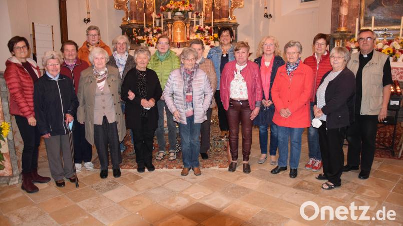 Für langjährige Mitgliedschaften beim Frauenbund Ensdorf gab es auf dem Eggenberg Anstecknadeln und Treueurkunden; links die Ensdorfer Frauenbundsprecherin Monika Auer, rechts Irene Zeller vom Frauenbundbezirk Amberg und Pfarrer Slawomir Niemczewski. Bild: bö