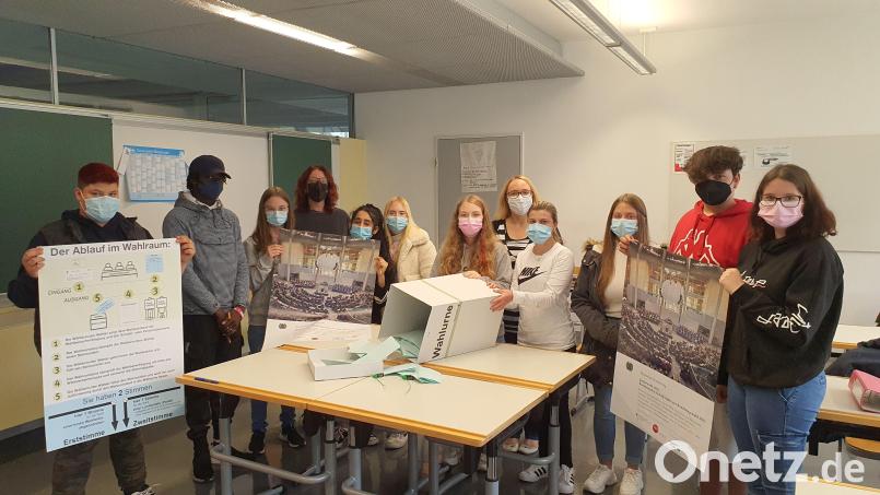 Eifrig zählen die Schüler der G10 unter Anleitung von Klassenleiterin Cornelia Haberkorn und Verena Mardanow, Organisatorin der Juniorwahl, die abgegebenen Stimmen nach der Schließung des Wahllokals aus. Bild: St. Michaels-Werk/exb