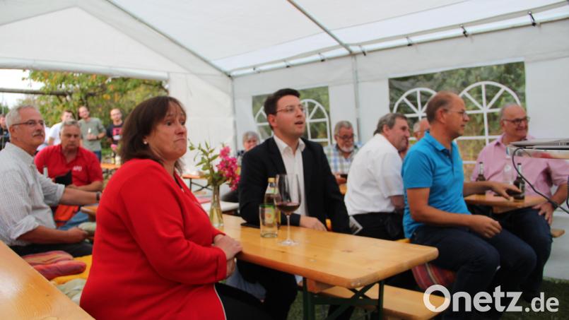 Wernberg-Köblitz, Sonnenschein, 20 Grad, 18 Uhr: Angespannte Atmosphäre bei der Wahlprognose der ARD. Bild: upl