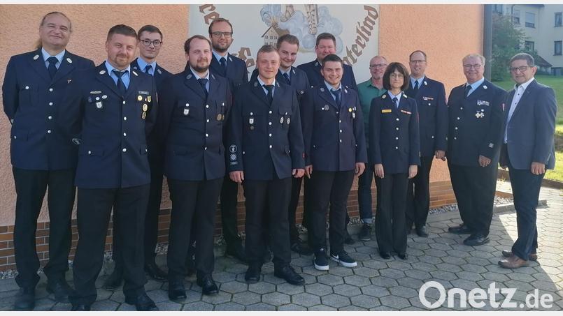 In der Jahreshauptversammlung der Feuerwehr Unterlind standen Neuwahlen und Ehrungen auf dem Programm. Auf dem Bild (von links) Stellvertretender Kommandant Georg Lehnert, Daniel Köstler, Simon Glaser, Christopher Prechtl, Franz-Julian Pscherer, der neu gewählte Erste Kommandant Raphael Pscherer, Lukas Völkl, Sebastian Wiche, Luca Daubner, Heiko Dumler, Kreisbrandinspektorin und ständige Vertreterin des Kreisbrandrats Kerstin Schmidt, Kreisbrandmeister Johannes Geisler, Vorsitzender Winfried Prokisch und Bürgermeister Franz Tauber. Bild: exb/Stephanie Bleuse