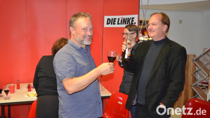 Prost! Ali Zant (links) und Christian Weidner stoßen am Abend der Bundestagswahl 2021 an. Bild: Kunz