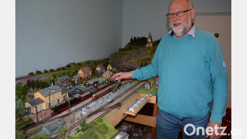 Pfarrer Martin Schlenk, hier mit seiner geliebten Modelleisenbahnanlage, feiert an diesem Samstag, 25. September, seinen 65. Geburtstag. Zum 1. August 2022 wird er in den Ruhestand wechseln. Bild: jr