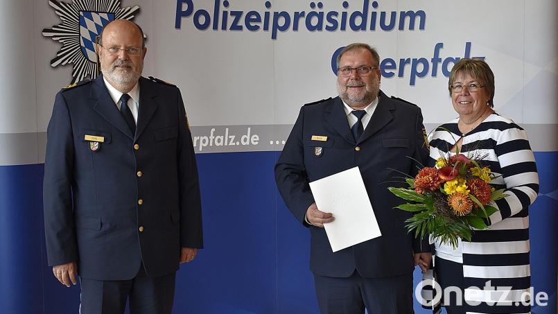 Polizeipräsident Norbert Zink (links) mit EPHK Manfred Weiß und dessen Frau Petra Weiß. Bild: sck