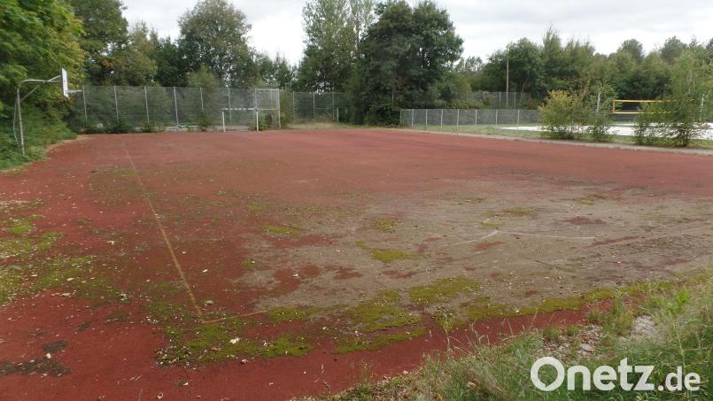 Im Rahmen einer Sanierung der kommunalen Sportstätte soll anstelle des Hartplatzes (unser Bild) ein Kunstrasenspielfeld angelegt werden. Bild: br