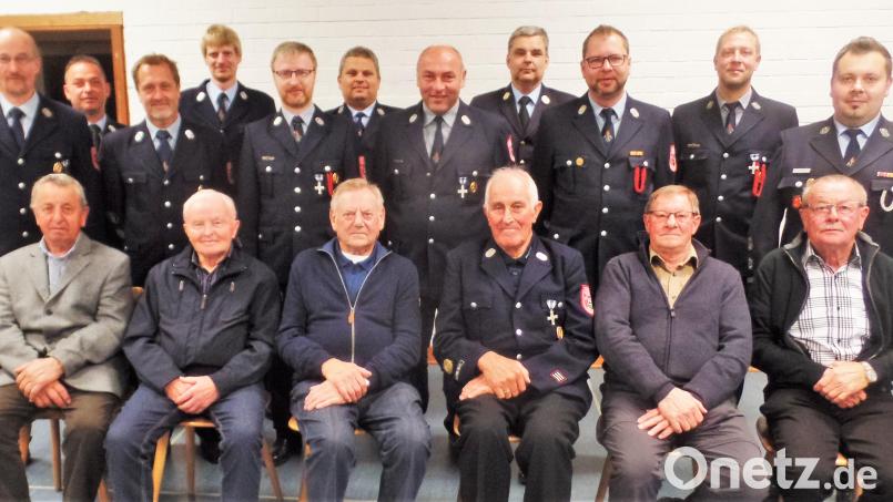 Hans Forster, Fritz Fischer, Ehrenkommandant Norbert Kauschwitz und Ehrenvorstand Karl-Heinz Kreiner wurden für 60 Jahre Treue zur Wehr geehrt. Lothar Amann und Klaus Hiltl sind 50 Jahre dabei (sitzend, von links). Bild: jml