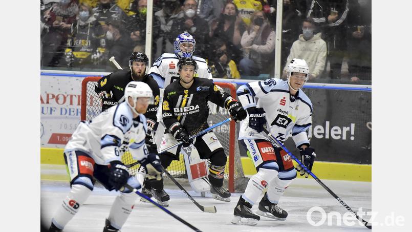 Gespannt erwarten die Amberger Richard Stütz (dunkles Trikot, links) und Brett Mennear den Schuss ihres Mannschaftskollegen, kurz danach schlug es im Kasten von Weidens Torhüter Ennio Albrecht (hinten) zum 2:1 für den ERSC ein. Die Weidener Verteidiger Ralf Herbst (vorne links) und Elia Ostwald (ganz rechts) haben in dieser Szene das Nachsehen. Bild: Hubert Ziegler