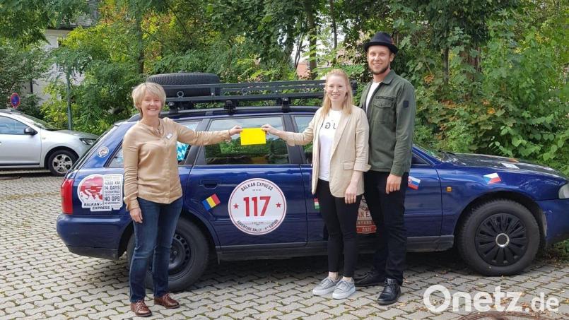 Kevin Schall und Maria Höcherl überreichten der Hospiz-Leiterin Susanne Wagner eine Spende. Bild: Schall/exb