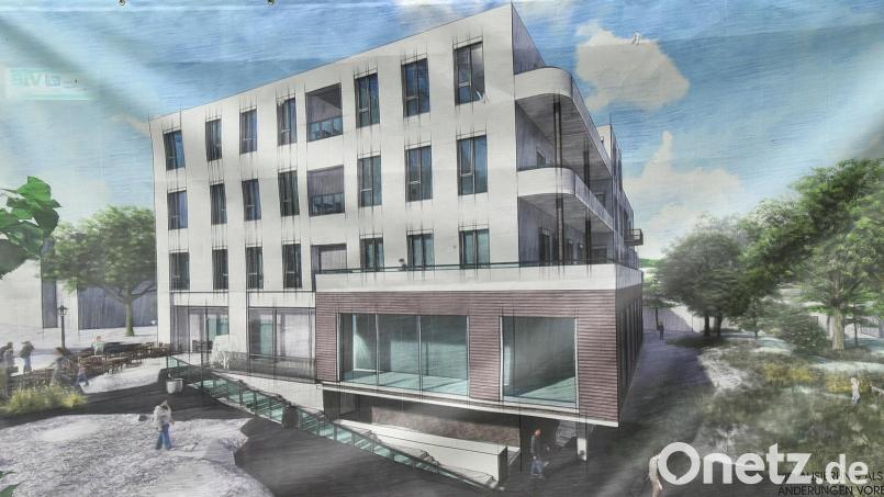 Transparente am Bauzaun zeigen die Ergebnisse, wie sich der Architekt das Aussehen der Storg-Immobilie (hier aus Richtung Sparkasse) vorstellt. Bild: Andreas Royer