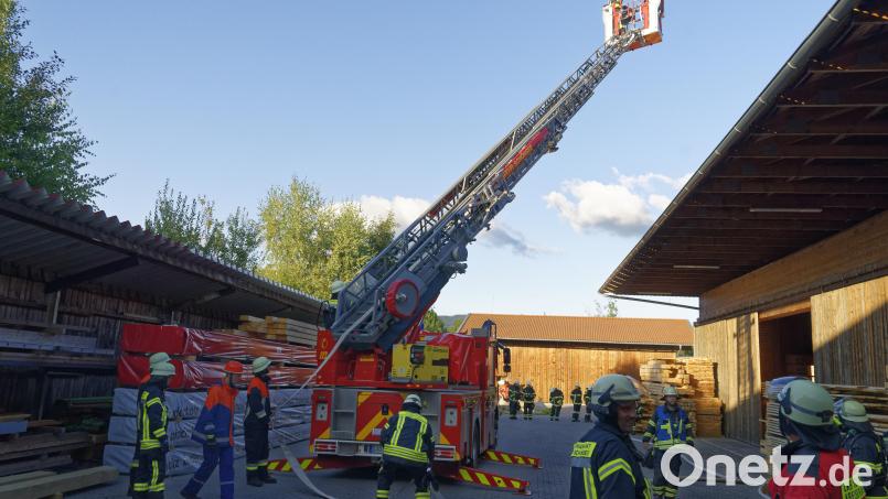Mit der Drehleiter aus Schönsee wurde die angrenzende Werkshalle gesichert Bild: amö