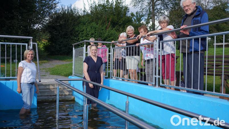 Im Kneippbecken zeigt Barbara Winkler (rechts) richtiges Wassertreten. Bild: fvo