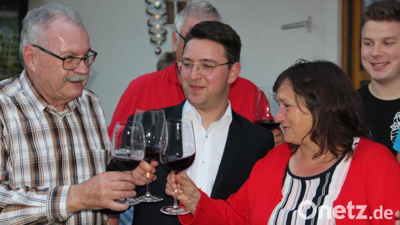 Darauf einen edlen Roten: Im Garten ihres Wohnhauses stieß Marianne Schieder mit ihrem Bundestags-Vorgänger Georg Pfannenstein (links) und SPD-Kreisvorsitzendem Peter Wein (Mitte) auf das Wahlergebnis an. Bild: upl