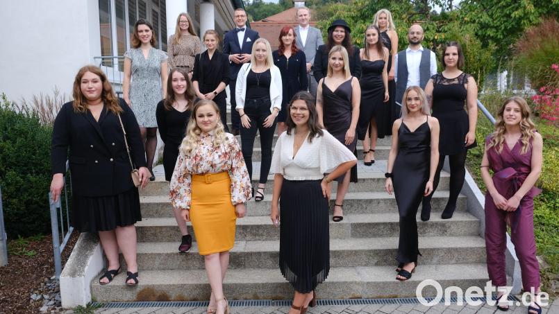 Wegen Corona musste die Examensfeier in zwei getrennten Gruppen stattfinden. Dabei war auch die Zahl der üblicherweise teilnehmenden Gäste stark reduziert worden. Bild: Uschald