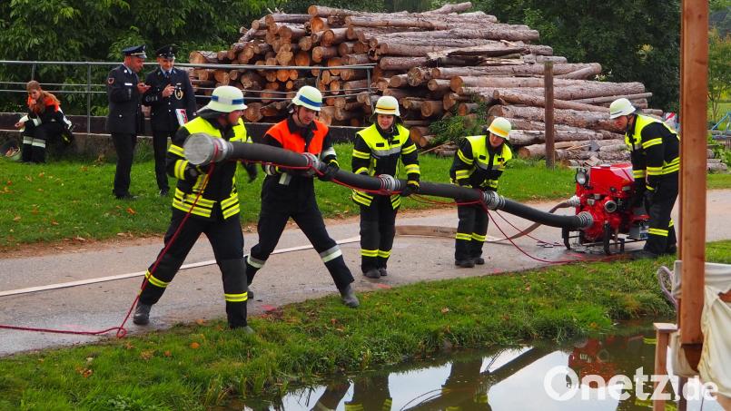 Den Saugschlauch kuppeln und ins Wasser bringen, erfordert Muskelkraft und Training. Bei der Hannersgrüner Leistungsprüfung wurde das gut erledigt. Bild: jml