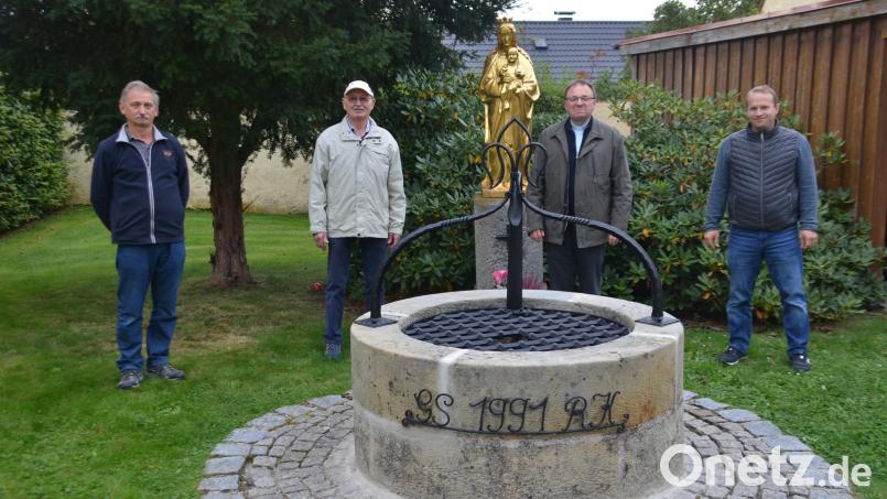 Pfarrer Markus Bruckner (Zweiter von rechts) dankte Ernst Braunreuther, Georg Sieber und Christian Schwendner (von links) die sich des Marienbrunnens angenommen haben. Bild: ak