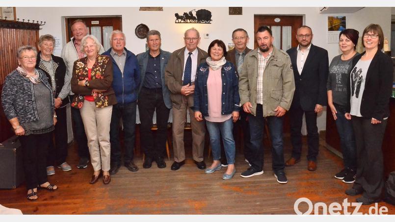 Über eine Ehrung beim VdK freuen sich (von links) Veronika Voit, Helga Haberfellner, Peter Lottes, Sonja Vogl und Ludwig Bauriedl. Auszeichnungen erhalten ebenso (von rechts) Nicole Stefinger, Stefanie Mack, Martin Wittmann, Annemarie Federl und Hans Kaas. Bild: fjo