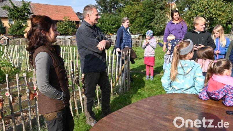 Die Wühlmäuse Teunz sprechen mit Jägerin Andrea Süß und Fledermausbeauftragtem Rolf Dorn. Bild: Andrea Süß/exb