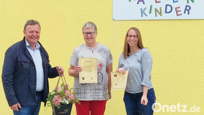 Bürgermeister Gerhard Kellner (links) gratuliert Emmi Garg (Mitte) und Ramona Triessl (rechts) zum 25-jährigen Dienstjubiläum. Bild: sm