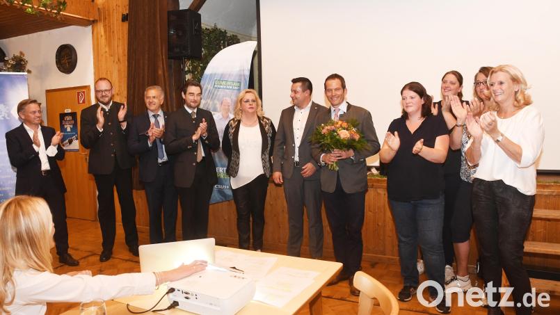 Beifall und Blumen von Tobias Reiß, Andreas Meier, Roland Grillmeier, Stephan Oetzinger, Dagmar Nachtigall und Stephan Gollwitzer, für den siegreichen CSU-Direktkandidat Albert Rupprecht und sein Team Friedericke Heiner, Marie-Alice Krause, Carmen Pepiuk und Andrea Lang bei der CSU-Wahlparty am Weidener Postkeller. Bild: Gabi Schönberger