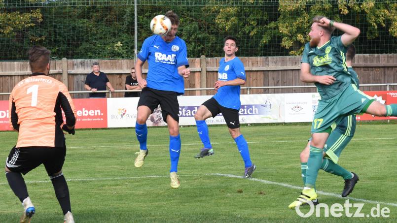 Der SV Mitterteich unterlag am Sonntag dem FC Herzogenaurach mit 1:3. Hier köpft Kevin Rockwell zum 1:0 für die Gäste ein, Torwart Dominik Pautsch und Bastian Strehl können den Treffer nicht verhindern. Bild: gb
