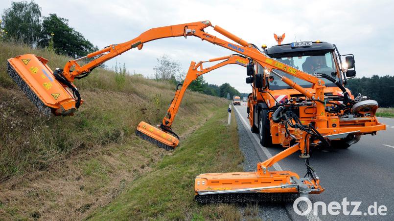 Hier ist der &quot;Straßenbetriebsdienst&quot; im Einsatz: Die Straßenmeisterei mäht an der B 85 bei Schäflohe den Grünstreifen. Dabei beschreitet sie aber neue Wege, lässt bewusst auch Bewuchs stehen. Bild: Stephan Huber
