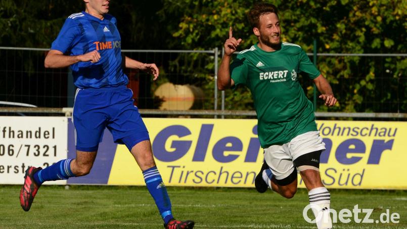 Johannes Wesnitzer (rechts) bejubelt das 1:0 für den FC Wernberg. Die Mannschaft schlug den SV Etzenricht mit 3:1 und schiebt sich in der Tabelle der Bezirksliga Nord nach vorne. Bild: ham