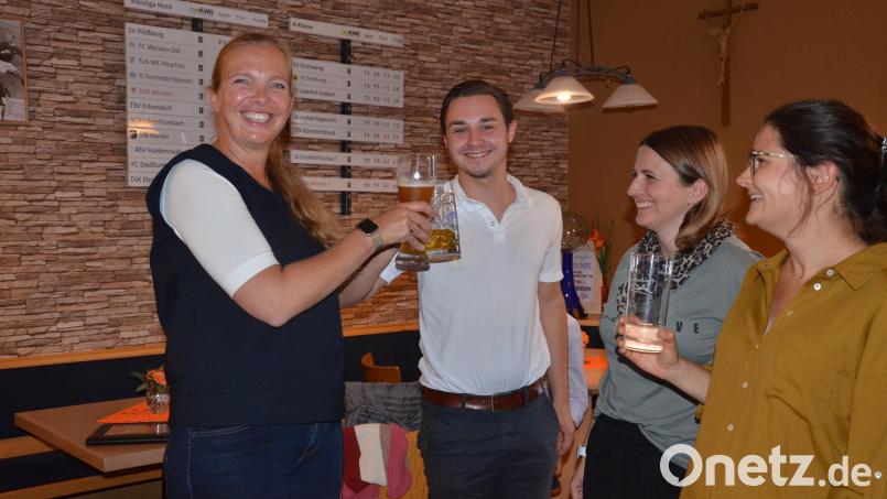 Silke Klotz (links) stößt mit Juli-Chef Sascha Anton auf den Wahlausgang an. Bild: Kunz