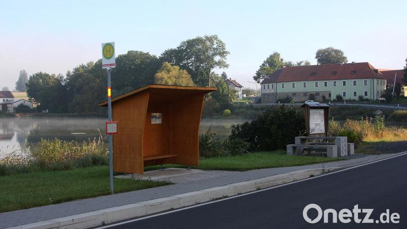 Als Standort für den neuen Glockenturm hat man eine derzeit noch freie Fläche an der Bushaltestelle am Südufer des Kornthaner Weihers ins Auge gefasst. Bild: wro
