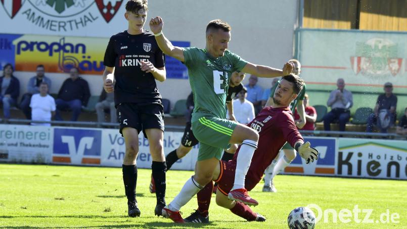Kai Neuerer (Mitte) umspielt in dieser Szene geschickt den Torhüter des 1. FC Sand, Markus Geier (rechts), und schiebt zum 4:0 für die DJK Ammerthal ein. Simon Götz (links) vom 1. FC Sand kommt zu spät. Bild: Hubert Ziegler