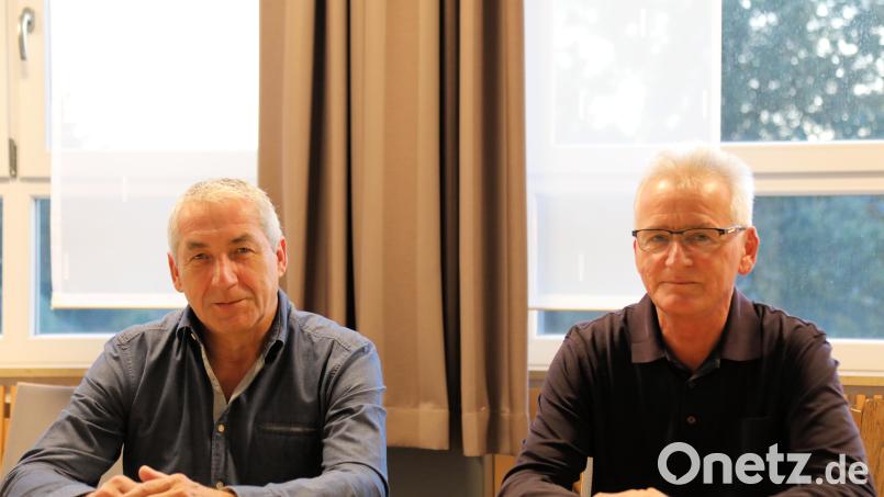 Anton Schwarz (links) und Werner Zinkl legten zu Beginn der Gemeinderatssitzung ihren Amtseid als Feldgeschworene ab. Nach einer noch folgenden Einweisung können sie mit ihrer Tätigkeit beginnen. Bild: akp