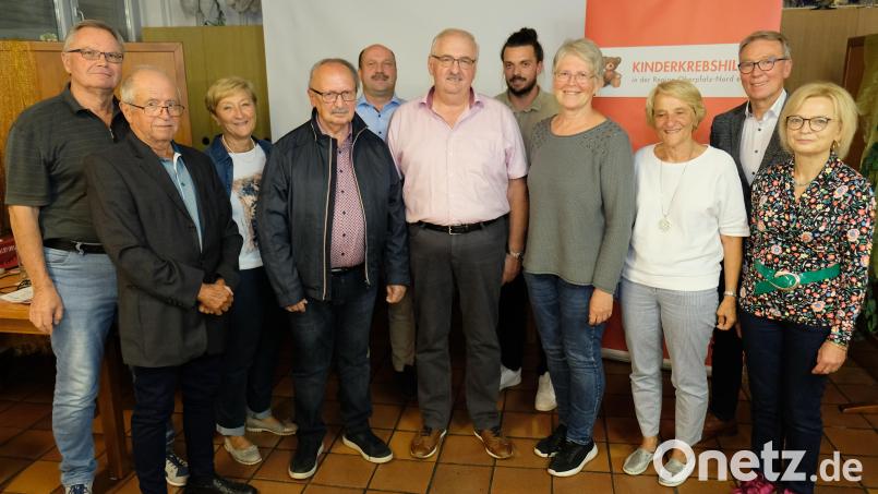Der neue Vorstand des Vereins Kinderkrebshilfe in der Region Oberpfalz Nord mit Vorsitzendem Herbert Putzer (Mitte) und Weidens zweiten Bürgermeister Reinhold Wildenauer (Zweiter von rechts). Bild: do
