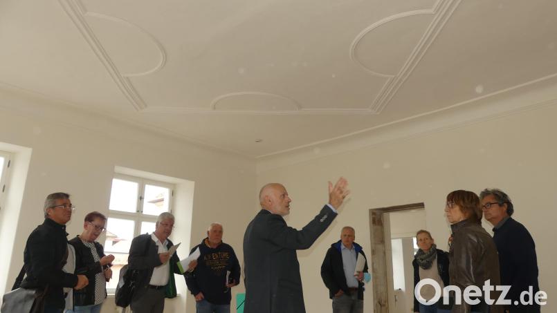 Kreisbaumeister Werner Kraus beim Rundgang mit den SPD-Kreisräten durch das Eschenbacher Landratsamtsgebäude, das derzeit saniert wird. In der Kfz-Zulassungsstelle bleibt die Stuckdecke erhalten. Bild: rn