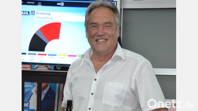 Manfred Schiller hofft am frühen Abend noch auf den Einzug ins Bundesparlament. Bild: Kunz