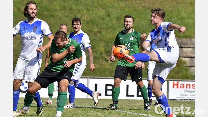 Mit links und technisch perfekt platziert der Rosenberger Martin Schneider volley die Kugel auf das Haselmühler Tor, während der Haselmühler Torschütze Daniel Ibler sich wegduckt. Links beobachtet der Rosenberger Lucas Schuppe, rechts daneben TUS-Doppeltorschütze Yulian Kurtelov, und der Haselmühler Kapitän Michael Dotzler (Zweiter von rechts) die Szene
ASV Haselmühl - TUS Rosenberg 3:2 (1:1)
Kreisliga Süd, Saoson: 2021/22, 10. Spieltag
Bild: Hubert Ziegler Bild: Hubert Ziegler
