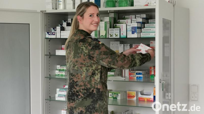 Soldatin Teresa Salomon arbeitet als medizinische Fachangestellte im Sanitätsversorgungszentrum. Sie kümmert sich auch um den Medikamentenvorrat. Bild: Portner