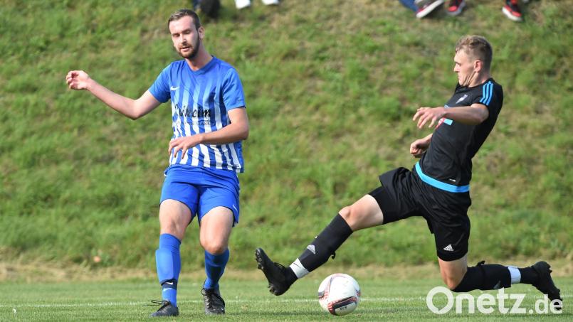 Fabian Kutzer (links, Tremmersdorf) spielt den Pass, Gabriel Speckner (Vorbach) will stören. Der FC Vorbach entschie das Derby gegen den FC Tremmersdorf mit 3:2 für sich. Bild: Büttner, Gerhard