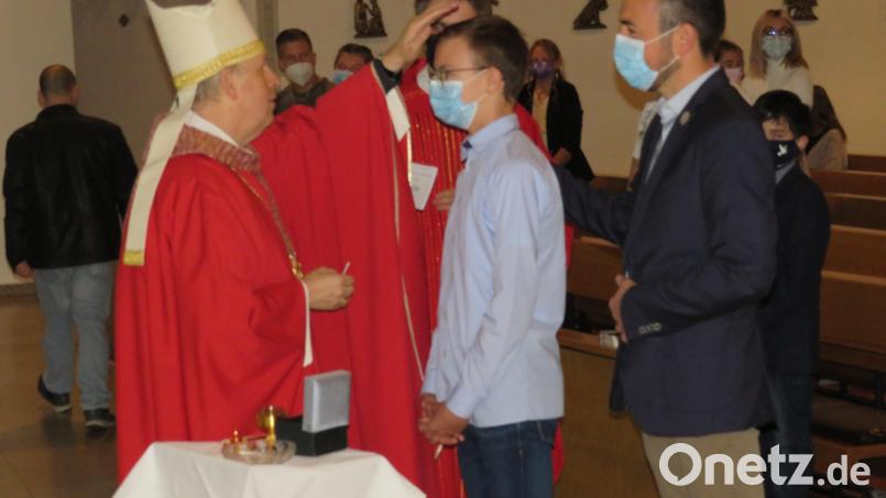 Bischof Reinhard Pappenberger spendete in Pfarrei Altenstadt/WN 26 Mädchen und Buben die Firmung. Bild: adj