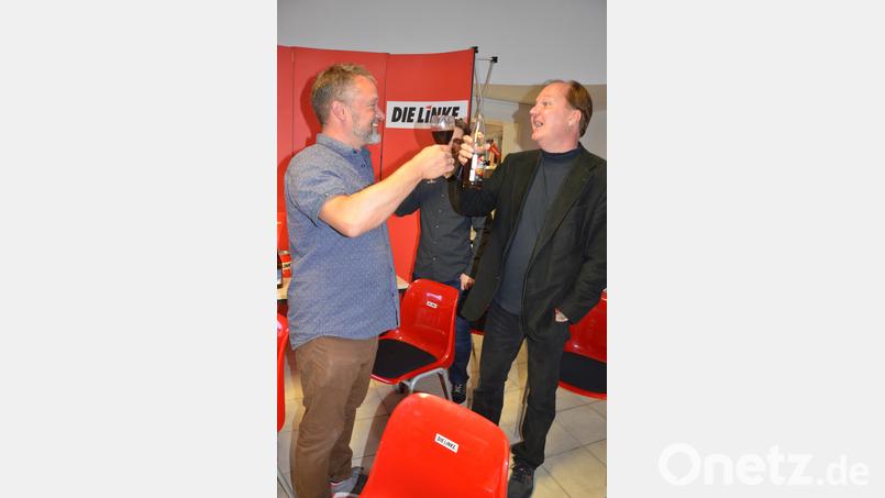 Prost! Ali Zant (links) und Christian Weidner stoßen am Abend der Bundestagswahl 2021 an. Bild: Kunz