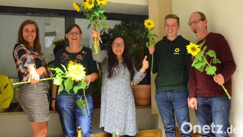 Direktkandidatin Anne Droste (Mitte) feiert die Wahlparty mit ihren Parteifreunden Laura Weber, Barbara Mülller, Fabian Neuser und Martin Völkl. Bild: Kunz