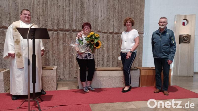 Eine Institution im Neuhauser Kinderhaus! Gudrun Lochner wird zum 25-jährigen Jubiläum von Vertretern der Pfarrei geehrt. Bild: Bettina Michl/exb