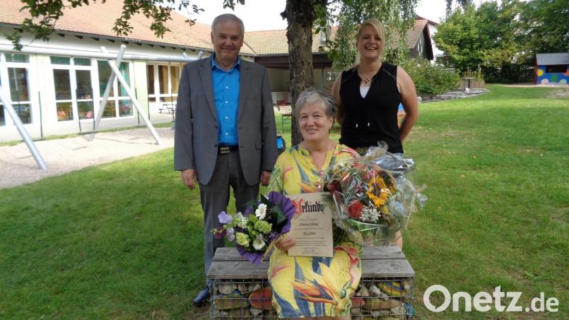 Bürgermeister Günter Kopp und Kindergartenleiterin Corinna Fröhler (stehend) dankten Christina Lang (vorne) für 40 Jahre engagierte Mitarbeit im Kinderhaus Mobile. Bild: Gemeinde Kulmain/exb