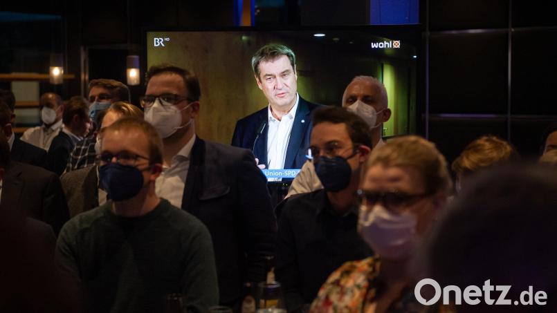 Markus Söder (CSU), Ministerpräsident von Bayern, ist während der Wahlparty der CSU in der Parteizentrale auf einem Monitor zu sehen. Bild: Sven Hoppe/dpa