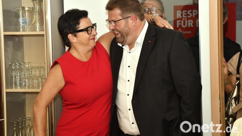 Die SPD in Amberg feiert das Ergebnis der Partei bei der Bundestagswahl: Fraktionsvorsitzende Birgit Fruth und Direktkandidat Johannes Foitzik. Bild: Petra Hartl