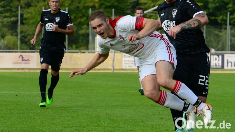 Simon Graßmann (rechts/hier im Spiel gegen die DJK Arnschwang) sah in der Partie beim FC Ränkam die Gelb-Rote Karte. Die Schwarzenfelder verloren mit 1:6. Bild: aho